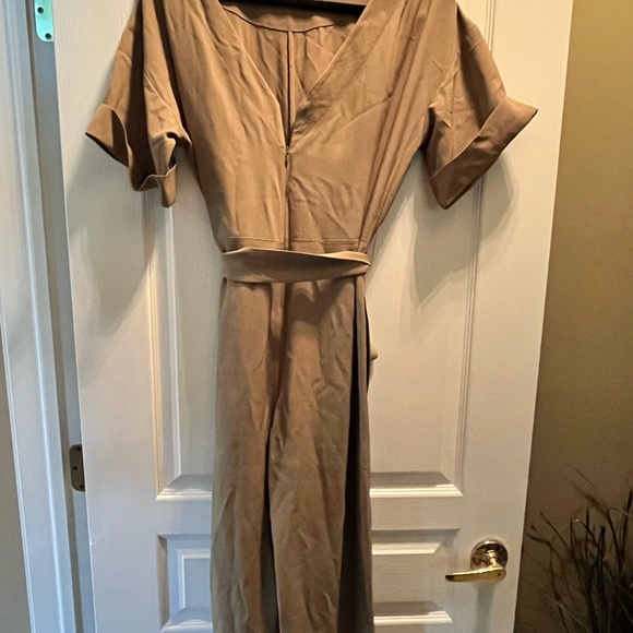 Everlane jumpsuit with crop length pants. - Picture 2 of 4